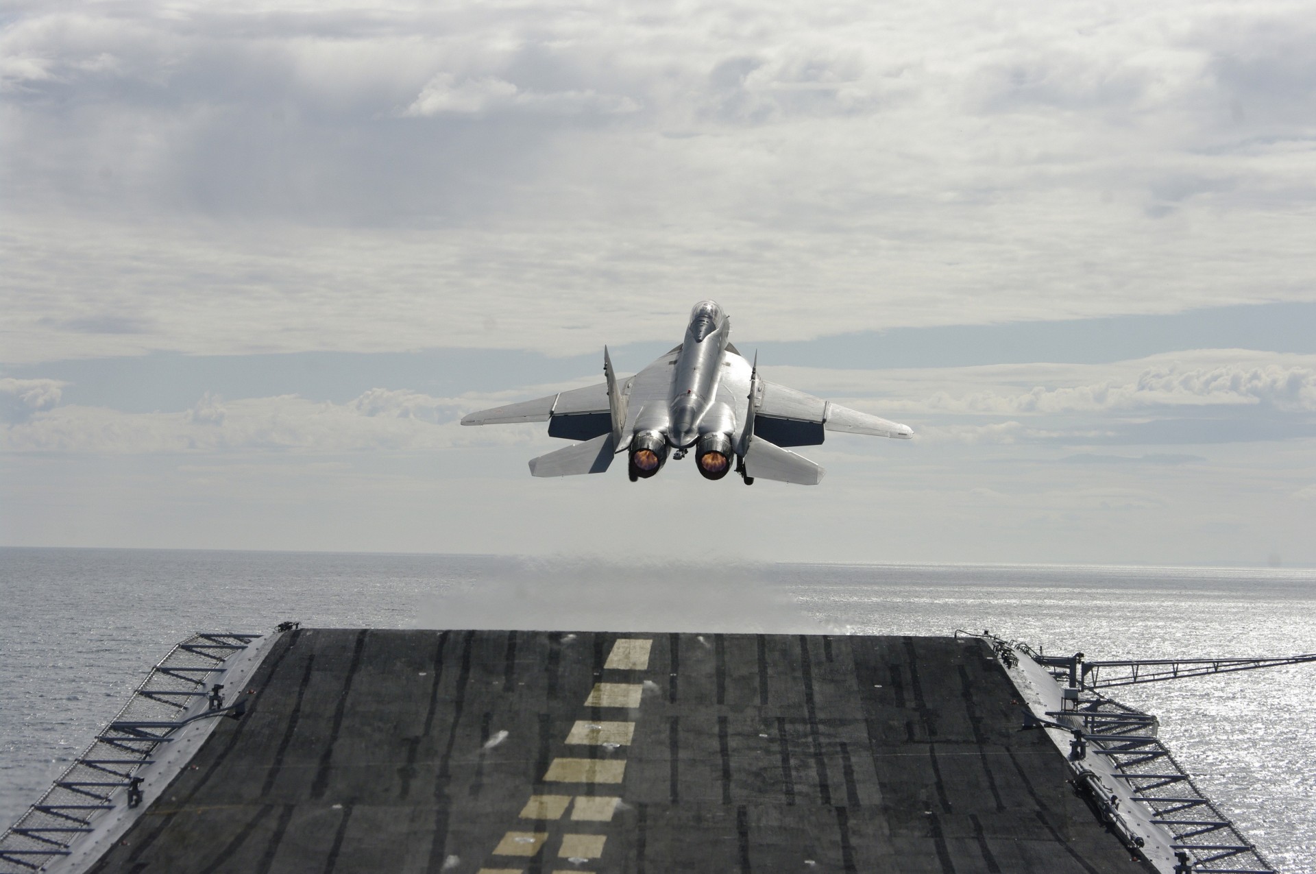 mig-29 cube antenne porte-avions décollage