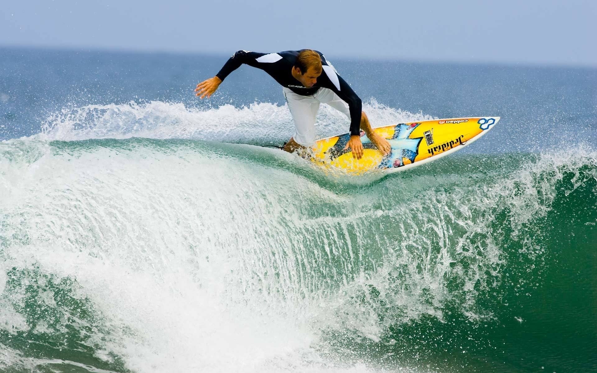 mare profondo atleta bordo mare onda surf surfista splash oceano sport adrenalina estremo schiuma cielo orizzonte acqua estate mare estate acqua uomo ragazzo oceano surfing onde