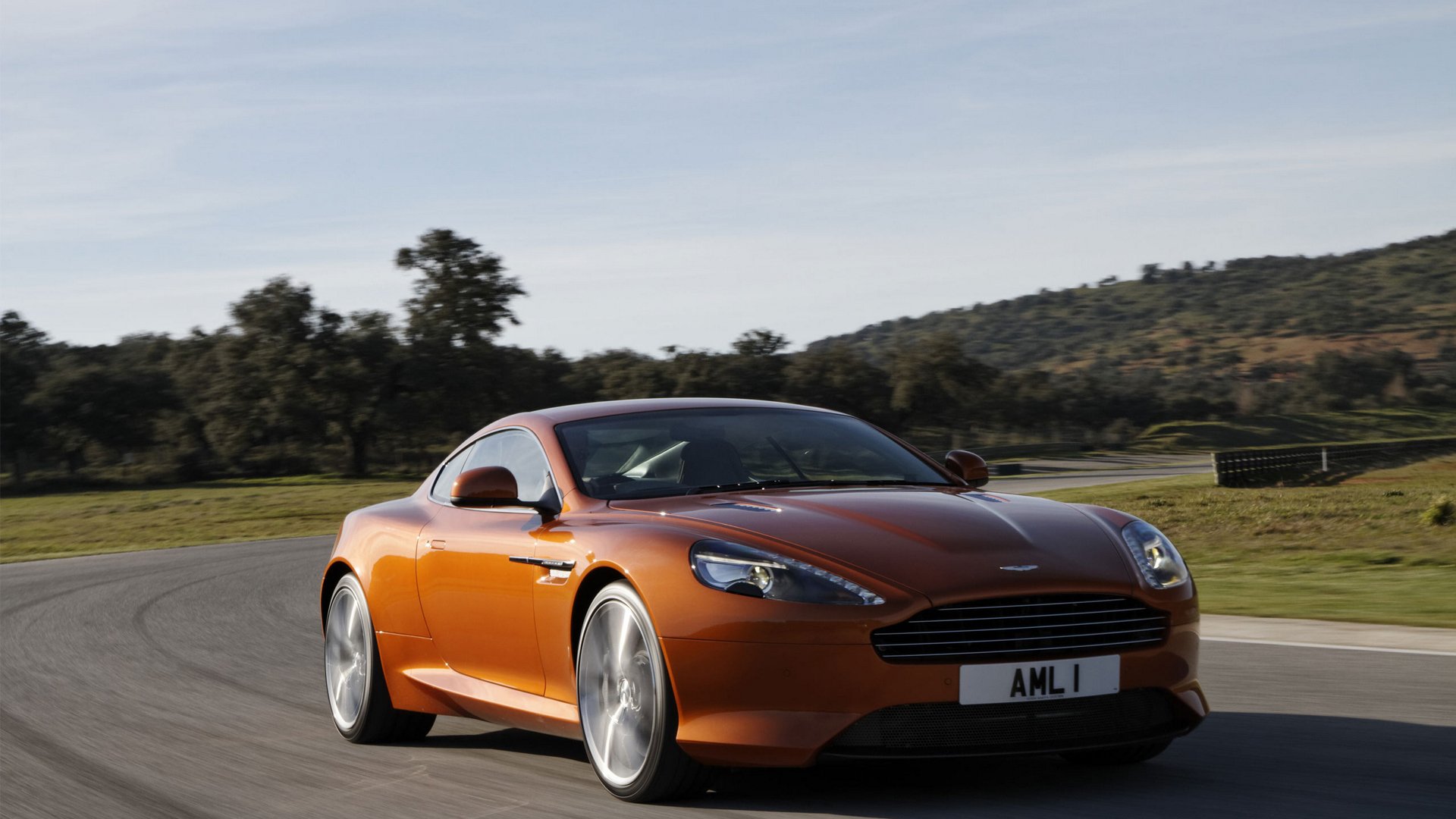 aston martin curva coupé paesaggio cielo strada