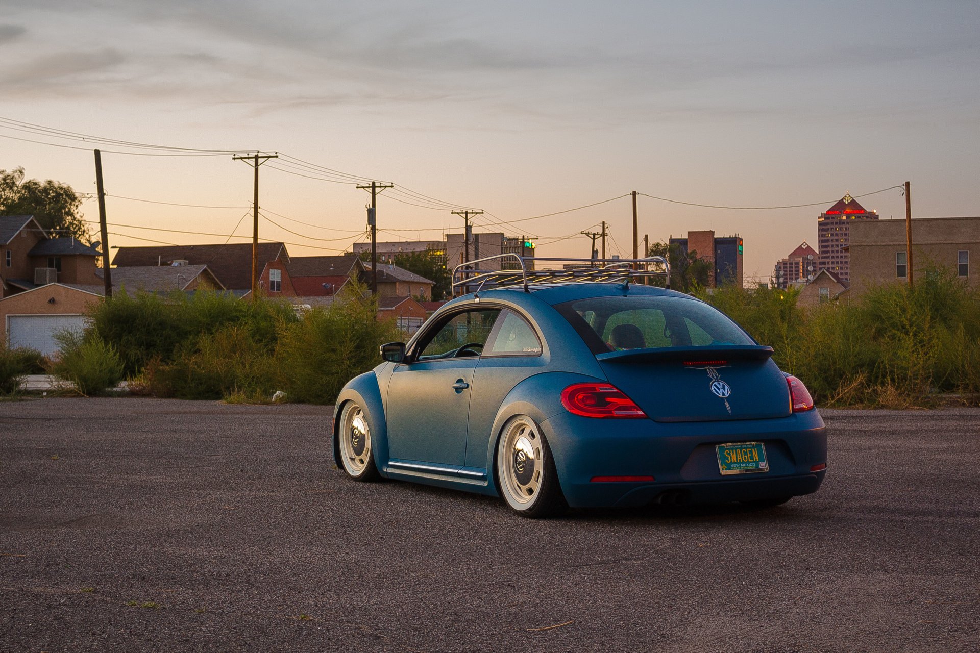 volkswagen new beetle arrière rue lignes électriques ciel