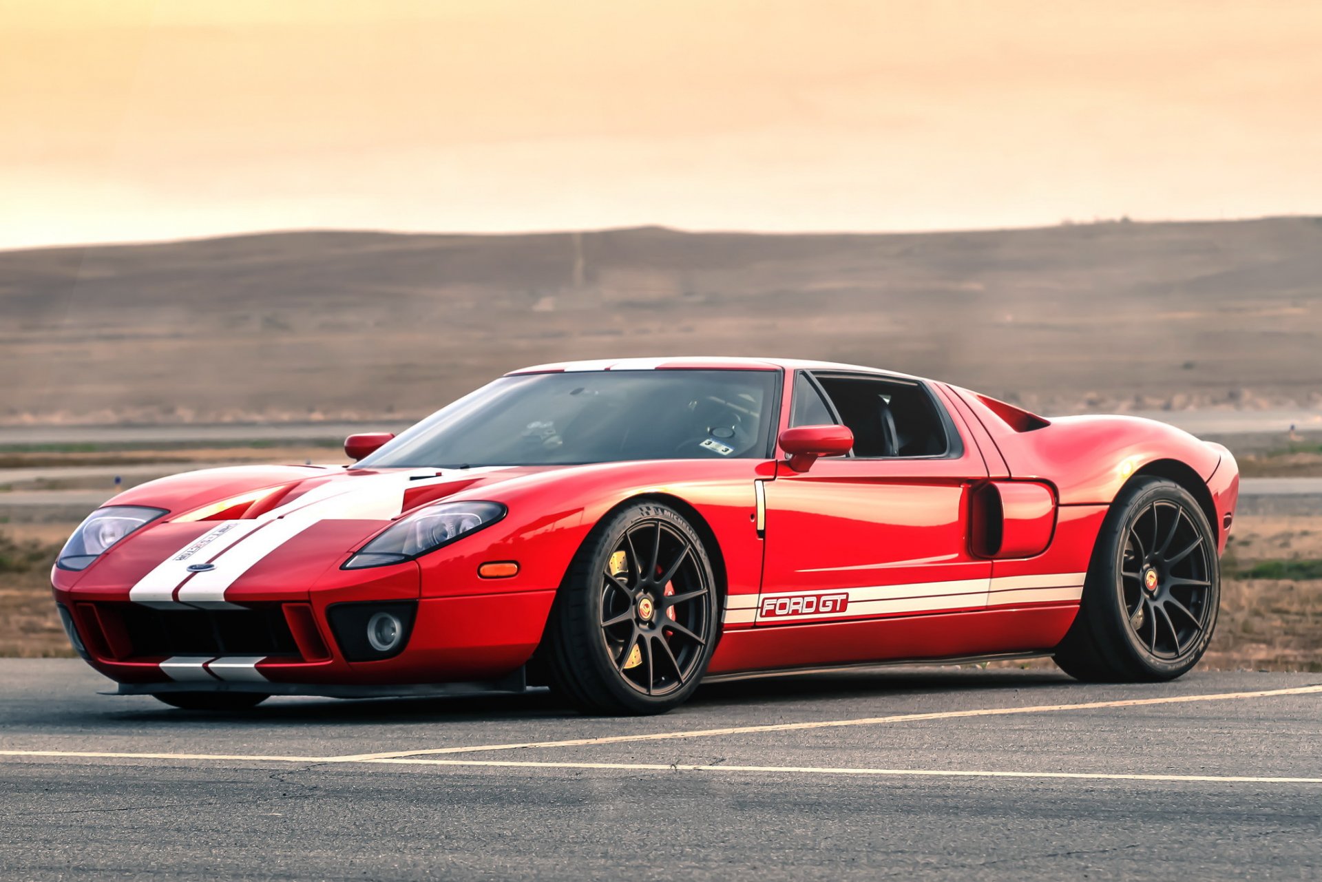 ford gt rouge noir roues blanc rayures