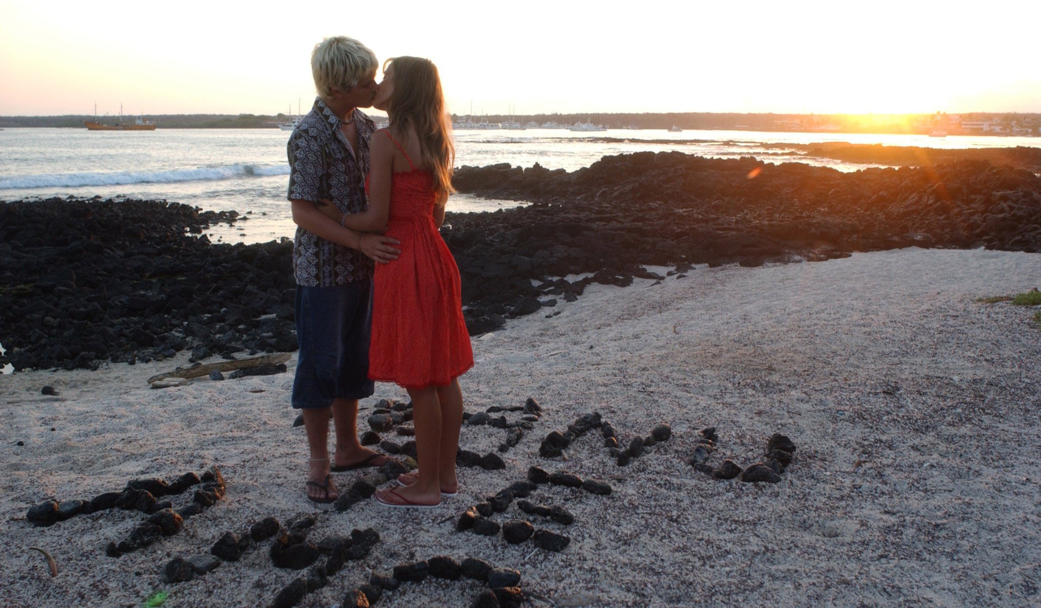 manière rebelle série tv amour romance tendresse baiser mer côte reconnaissance sentiments couple amoureux rayons du soleil cinéma