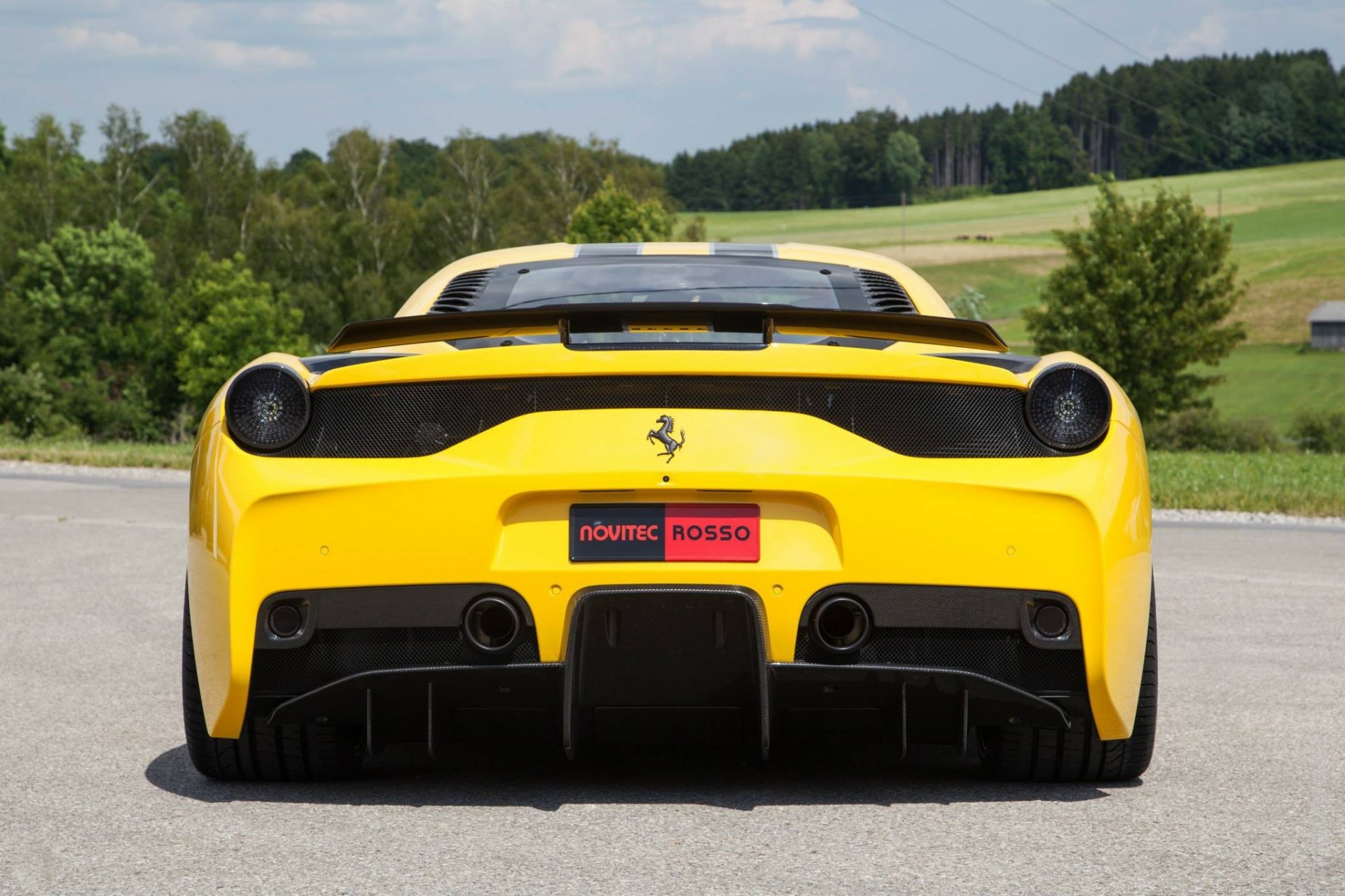 ferrari 458 speciale żółty ferrari tył niebo drzewa