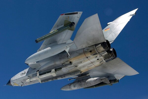 Tornado de combate militar en el cielo