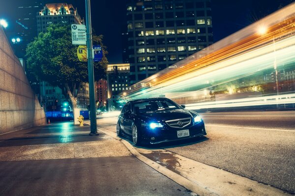 Honda accord negro en la ciudad de la noche