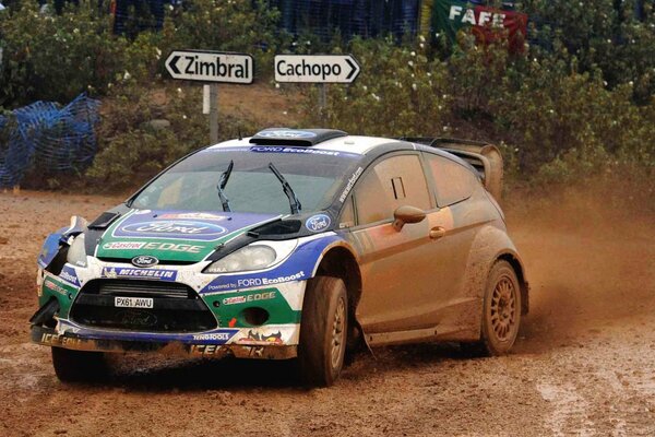 Ford fiesta WRC par temps nuageux emballant sale