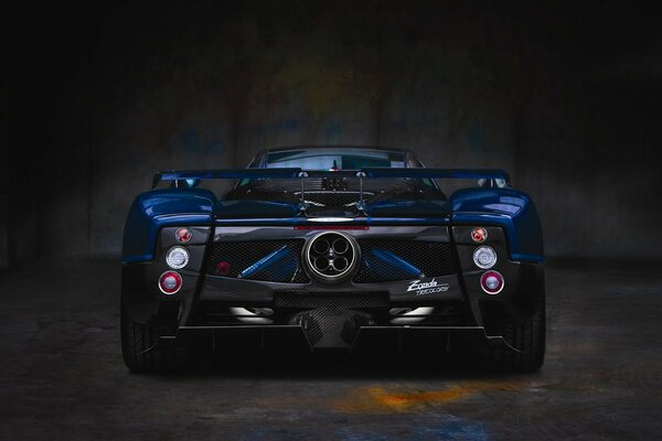 Автомобиль Pagani Zonda в синем цвете на фоне стены гаража