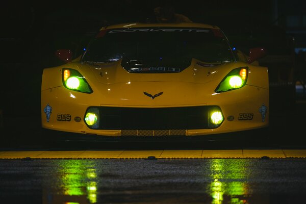 Corvette jaune Chevrolet avec phares verts