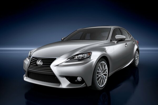 Lexus IS 350 grigio vista frontale su sfondo blu