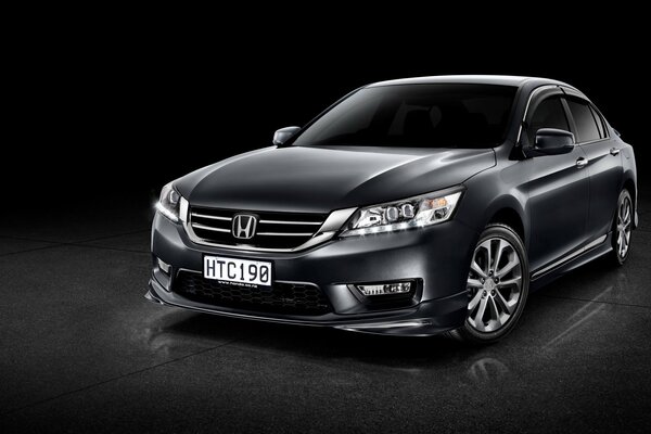 Czarny Honda Accord na czarnym tle