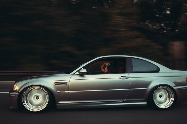 Fille chic au volant d une voiture BMW chic