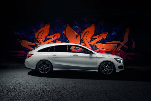 Blanc mercedes amg cla 45 sur fond de graffiti