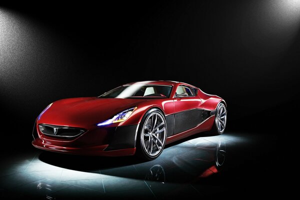 Rotes Auto der Firma Rimac im Dunkeln