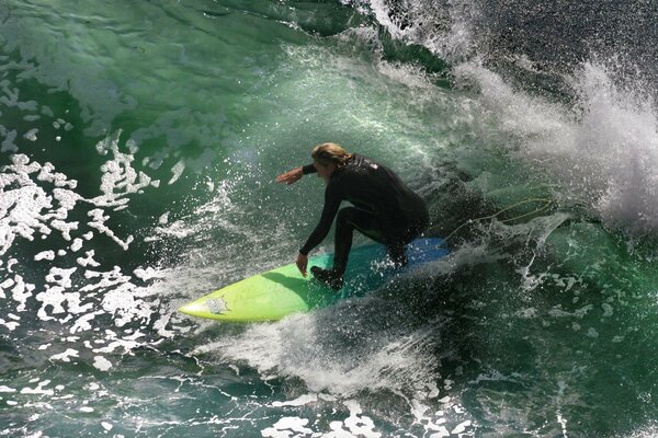 Surfer na zielonej wodzie w morzu