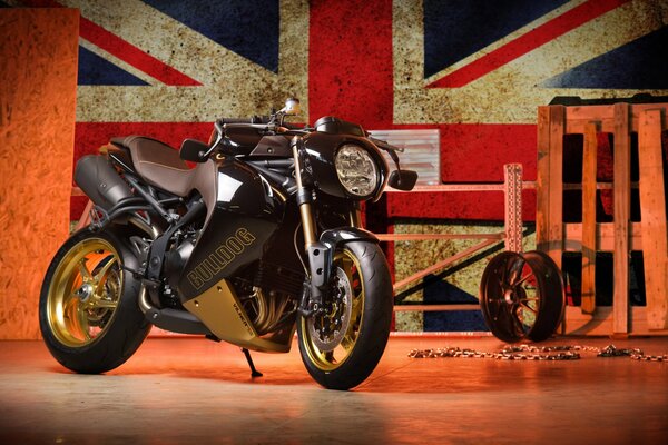 Moto noire Triumph speed triple sur fond de drapeau britannique