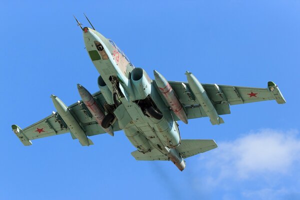 The Su-25ub attack fighter flies in the air