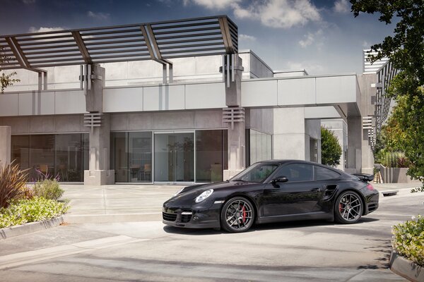 Porsche negro se prepara para el Rally