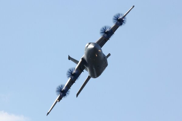 Avión de transporte militar volando en el cielo