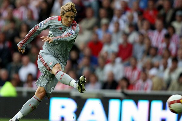 Coup de pied du ballon au pied de Fernando Torres