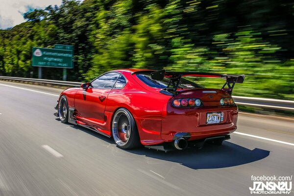 Carreras con Toyota rojo tuneado