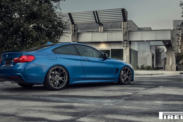 Ein blauer BMW . F32. Seitenansicht von hinten