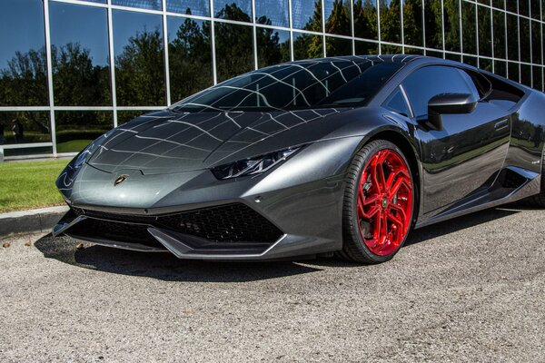 La voiture lamborghini nl2 est un véritable extraterrestre dans un environnement urbain