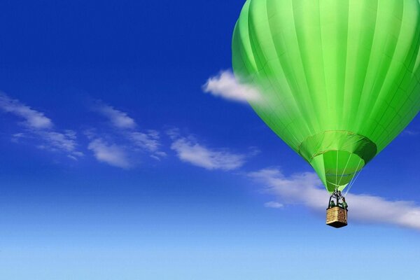 Ballon vole dans les nuages