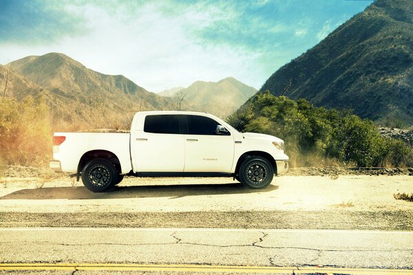 Toyota Tundra blanc sur fond de montagnes