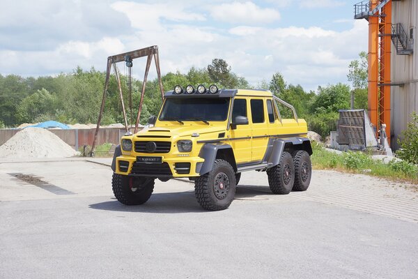 Mercedes Benz żółty SUV 6x6