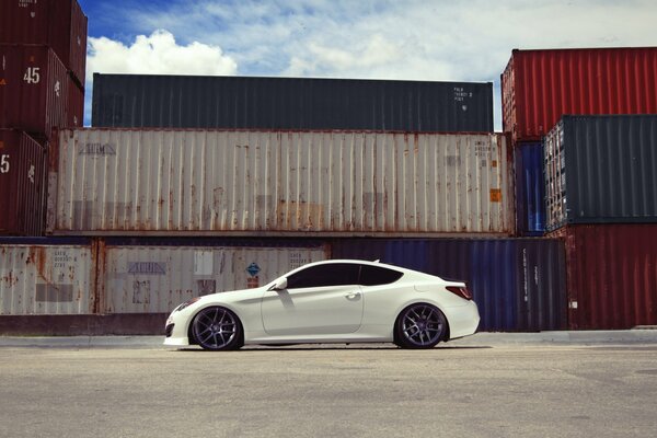 Blanco Hyundai Coupe atrae a un contenedor