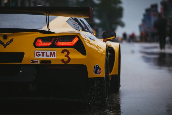 Gelbe sportliche Chevrolet Corvette in der Stadt