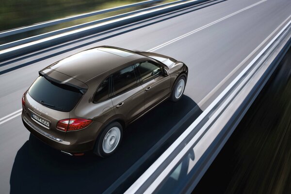 Porsche Cayenne marrón en la carretera