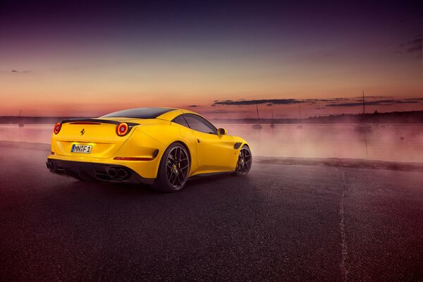 Ferrari en el lago brumoso de California