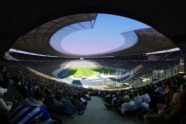 Blick von der Tribüne auf den Fußballplatz