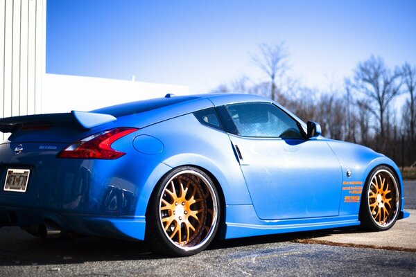 Bleu tuning Nissan 370