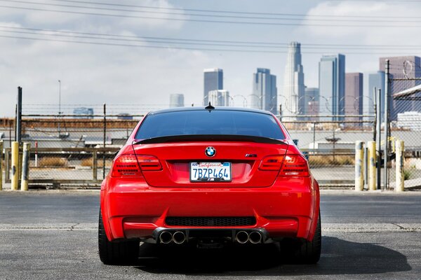 Ein roter Bmw fährt durch die Stadt. Wolkenkratzer