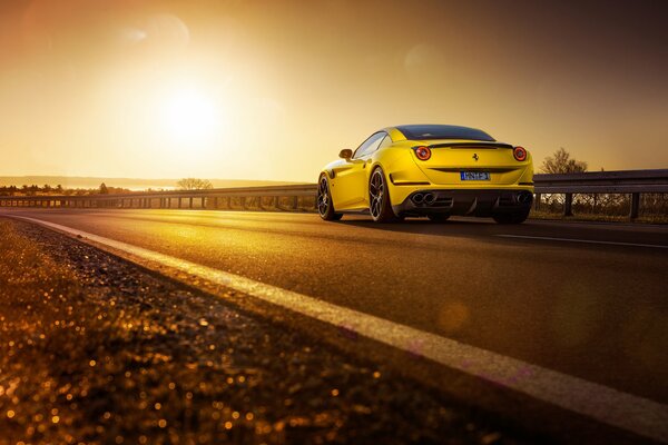 Ferrari amarillo fondo