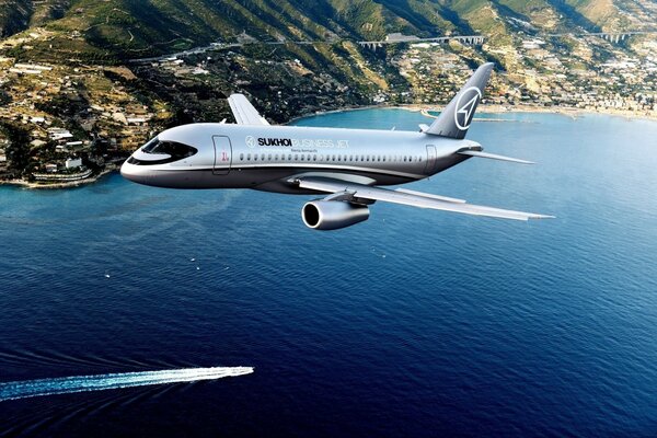 Superjet 100 dans le ciel survole la belle baie