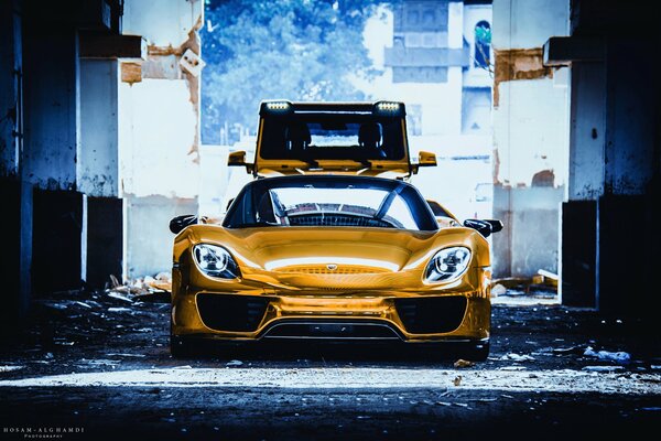 Golden Porsche Spider et Golden Mercedes g class