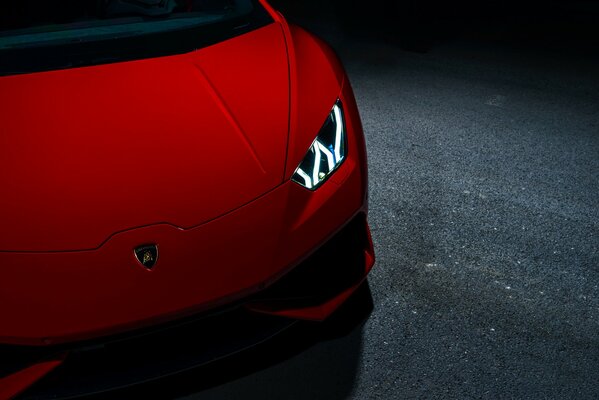 Lamborghini rouge sur fond sombre