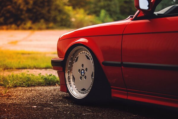 Coche rojo BMW e30 serie 3