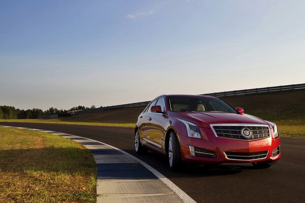 La Berline Cadillac ATS rouge ne restera pas inaperçue sur la route