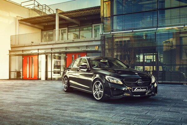 Hermoso coche negro mercedes-benz