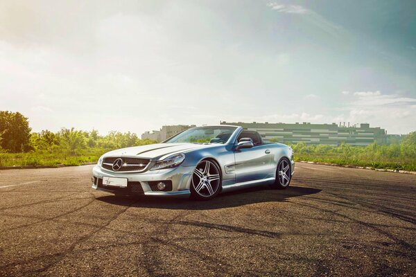 Silberner Mercedes-Benz unter sonnigem Himmel