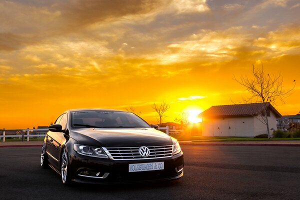 Volkswagen Passat CC con puesta de sol