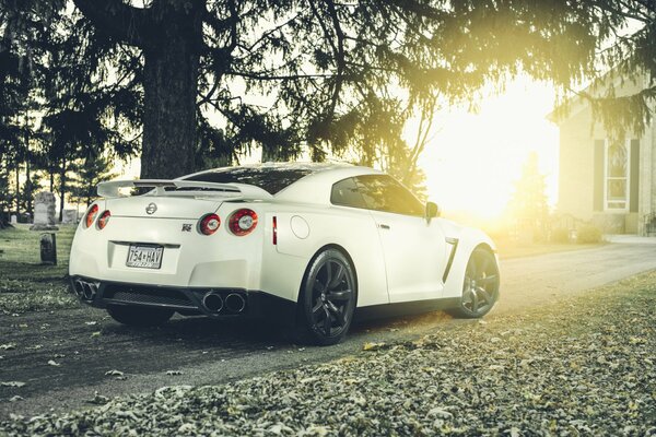 Nissan blanco fresco contra el sol