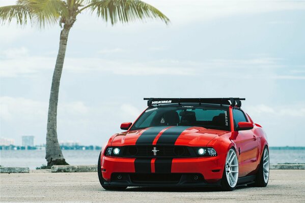 Ford Mustang rojo con ruedas plateadas