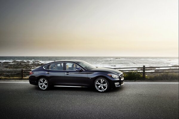 Voiture noire Infinity q701 sur fond de côte