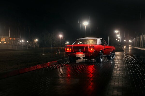 Roter Ford Mustang am Flussufer