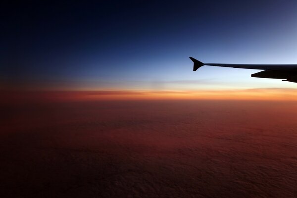 Sous l aile de l avion nuages sans fin